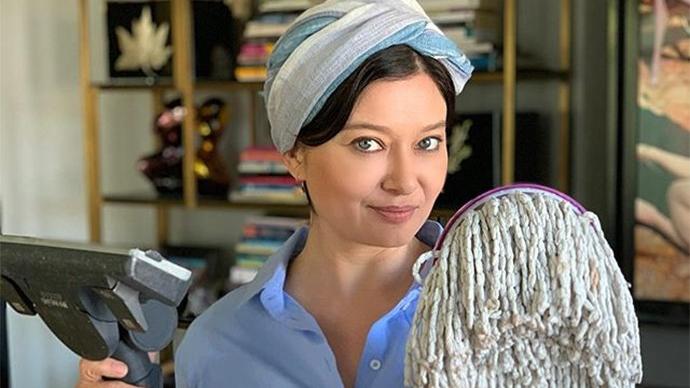 Nurgül Yeşilçay evdeki kablolara kafayı taktı