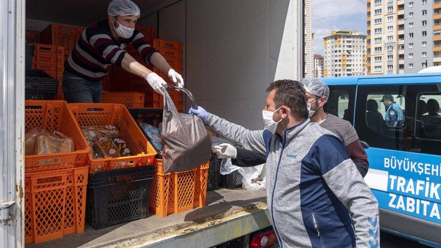 CHP’ye yasaklandı! AKP’li belediye mahalle mahalle ekmek dağıttı