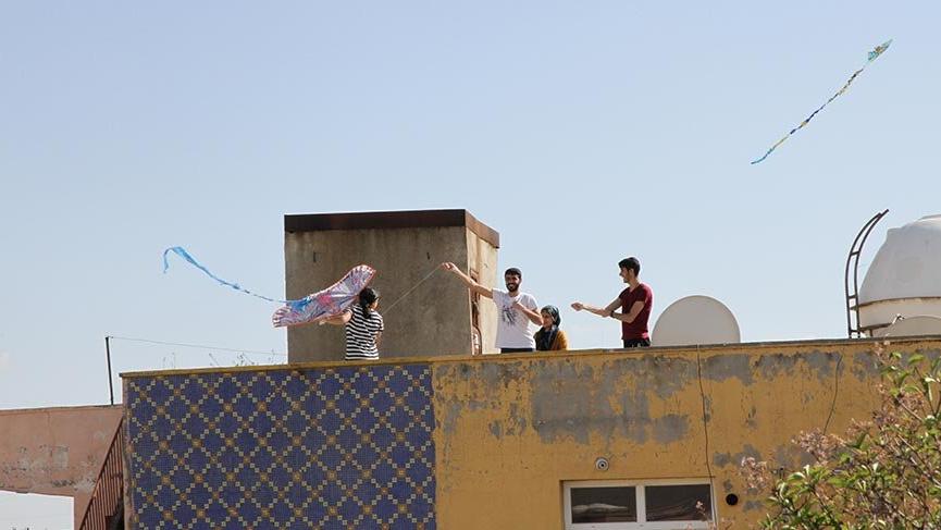 Kızıltepe’de sokağa çıkamayan vatandaşlar damlarda uçurtma uçurdu