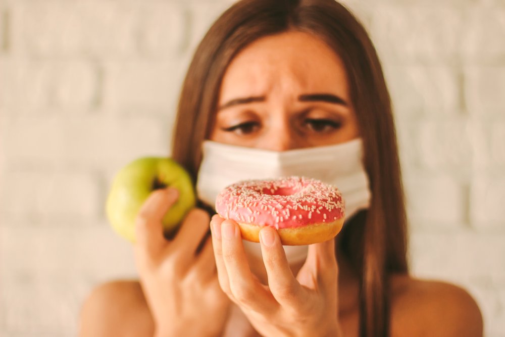 Serotonin eksikliğinde kişide depresif, yorgun, sıkılgan bir ruh hali görülür.Serotonin yapısal olarak monoamin grubuna girer ve triptofan aminoasitinden sentezlenir. Serotonin vücudun çeşitli kısımlarında üretildiği gibi beyinde de salgılanır.