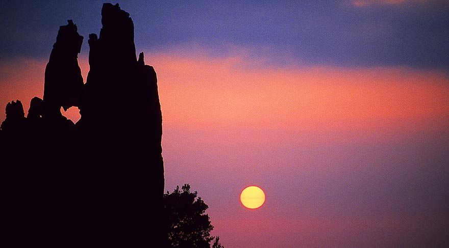 Fransa'nın Korsika kenti sınırları içindeki Calanques de Piana koyu, sıradışı kaya oluşumlarıyla ünlü.