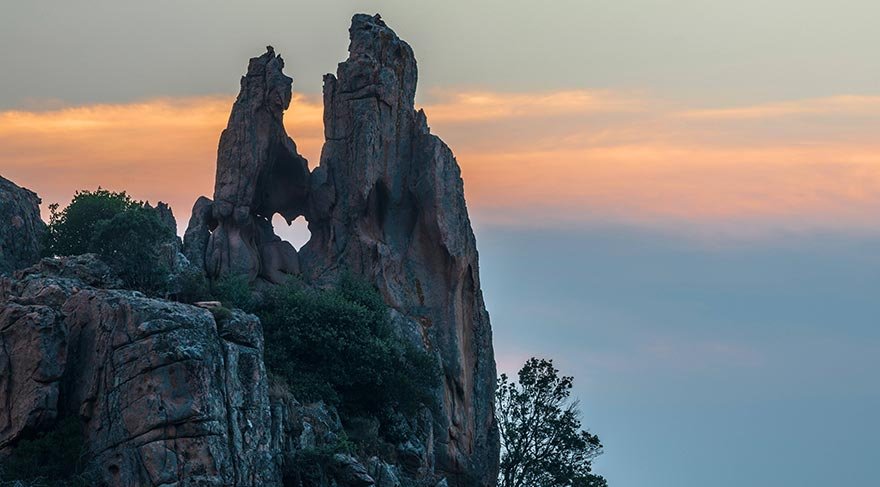 Milyonlarca yıldır rüzgar ve yağmurun şekillendirdiği pembe granit kayalar, mavi denizle iç içe görüntüsüyle etkileyici manzaralar sunuyor.