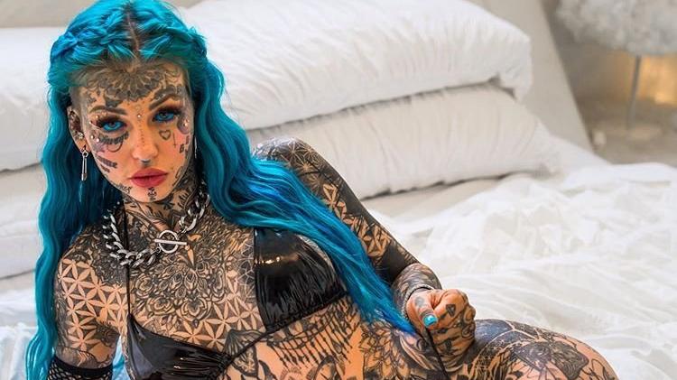 Dövmelerine servet harcayan Amber Luke’un dövmesiz hali görenleri şaşırttı