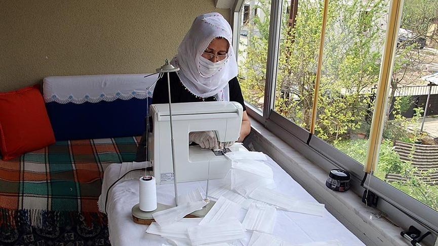 Evinde maske dikip, mahalle halkına dağıtıyor