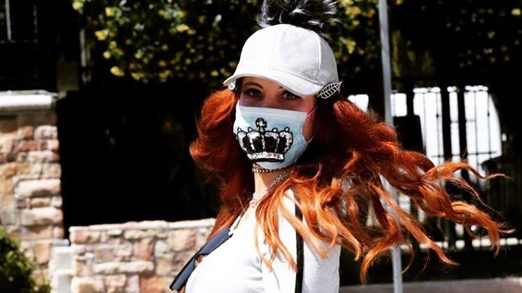Phoebe Price birbirinden ilginç maskelerini sergiledi