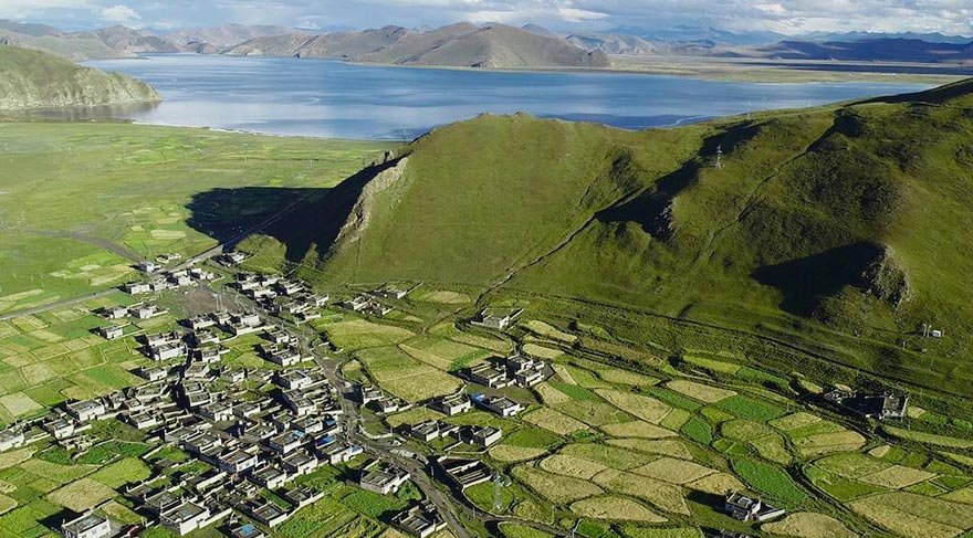 Deniz seviyesinden 4.441 metre yükseklikteki göl, yeşim benzeri pürüzsüz yüzeyi nedeniyle 'Yeşil Yeşim Gölü' olarak da adlandırılıyor.