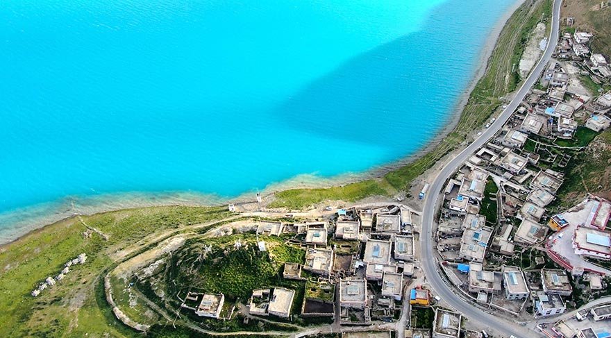 Güneş ışığının yansımasıyla oluşan muhteşem renk tonlarıyla görsel şölen sunan Yamdrok Gölü'nün tatlı suları balıklara, göçmen kuşlara ve koyun sürülerine hayat kaynaklığı yapıyor.