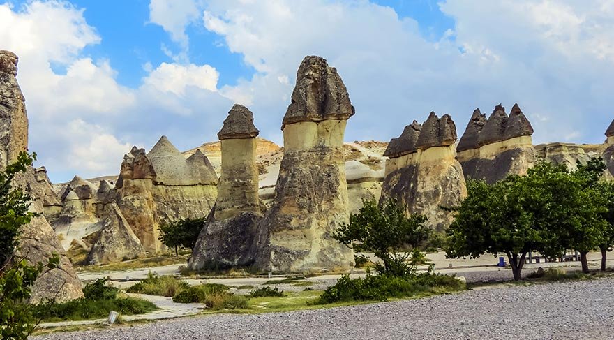 Ayrıca Çavuşin’de çok sayıda otel, pansiyon gibi konaklama tesisi bulunmakta, Balon turu, At gezileri, doğa yürüyüşleri, ATV turları gibi aktiviteler yapılmaktadır.