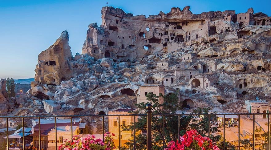 Bir açıkhava müzesini andıran “Eski Çavuşin” bugün yerli yabancı pek çok turisti kendine çekmekte, harika manzarası ve geçmişin izleriyle ziyaretçilerini ağırlamaktadır.