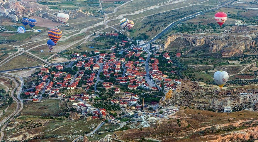 Kapadokya bölgesinin bilinen en eski yerleşim yerlerinden biri olan Çavuşin bu iki önemli vadinin birleştiği yerde kurulmuş olup Avanos – Göreme yolu üzerinde ve Avanos’ 4 km uzaklıktadır.