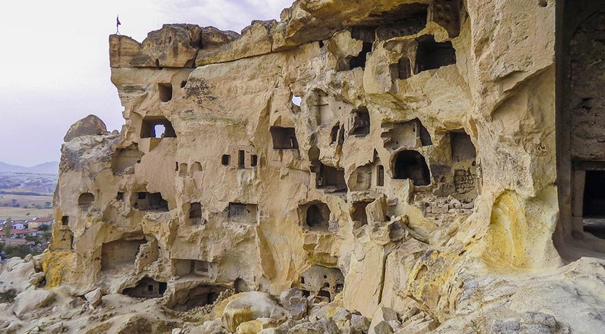 Çavuşin Köyü'nün kuzey doğusunda bulunan, eskiden Rahiplar Vadisi olarak bilinen, günümüz Paşabağı bölgesi, yan yana dizilmiş, kalın gövdeli ve çok büyük peribacaları ile ünlü olup, Aziz Simeon adına yaptırılmış bir şapel ve inziva hücresi ziyarete açıktır.
