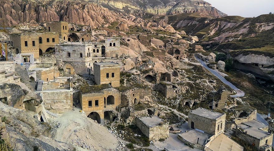 Türklerin Anadolu’ya ayak basmalarının ardından köyde camiler, yeni yerleşim yerleri, türbeler inşa edilmiş, diğer yandan manastır ve kiliselerde ibadet barış içerisinde devam etmiştir, bölgenin ilk kaya oyma Selçuklu Minareli camisi bugün de ibadete açıktır.