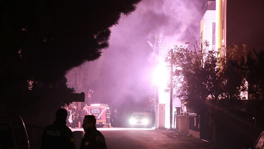 Elektrik hattı kısa devre yaptı, sokak gündüz gibi aydınlandı