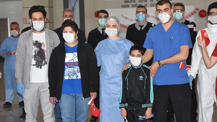 Corona virüsünü yenen 2 çocuk 23 Nisan’da taburcu edildi