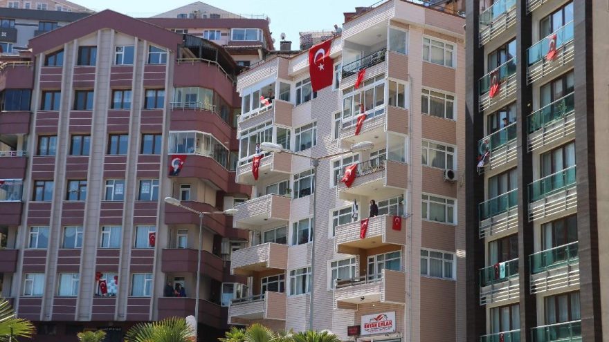 Zonguldaklılar 23 Nisan’ı balkonda kutladı