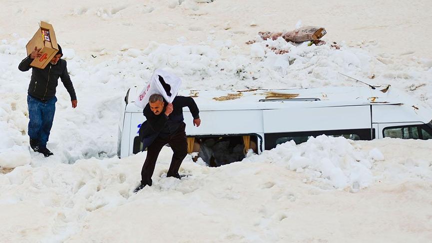 Çığ altında kalan minibüse 3 ay sonra ulaşıp eşyalarını aldılar