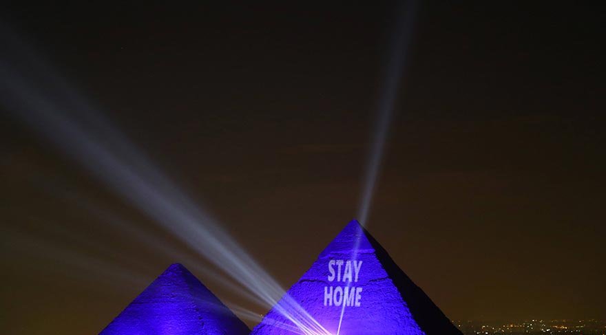 Mısır'ın ünlü Giza Piramitleri de, yeni tip corona virüsü COVID-19 salgını ile mücadelenin kapsamında kullanıldı.