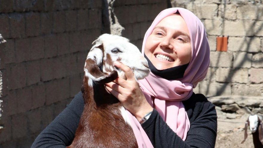 Kuaförlüğü bırakıp, hayvancılığa başladı