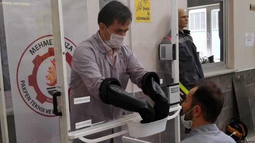 Öğretmenler sağlıkçılar için ‘İzole Numune Alma Ünitesi’ üretti!