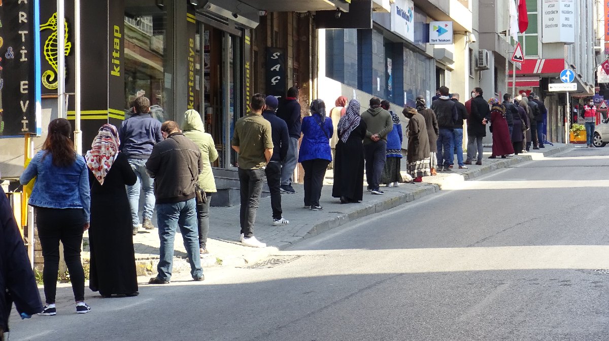 PTT önlerinde korkutan tablo: Kuyruğun başı var sonu yok - Resim : 1