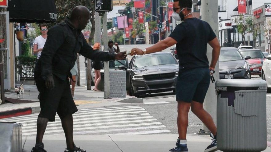 John Legend’in dilenciye 10 dolar vermesi ‘Pinti’ denmesine neden oldu