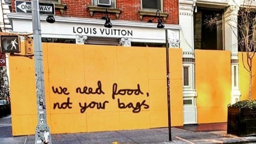 Louis Vuitton mağazasını yağmalanmadan korumak isterken protesto edildi