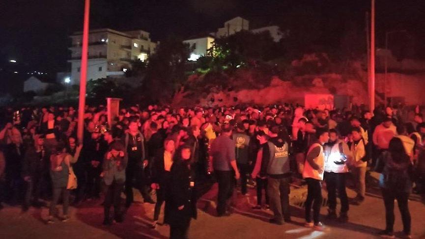Barınakları küle dönen binlerce mülteci sokaklarda yatıyor