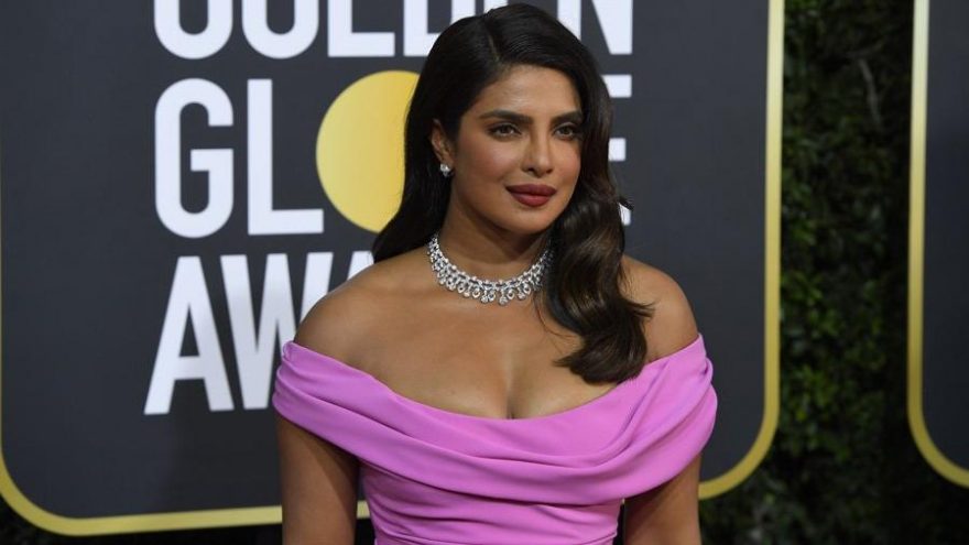 Priyanka Chopra’dan sağlık çalışanlarına 20 bin ayakkabı ve terlik bağışı