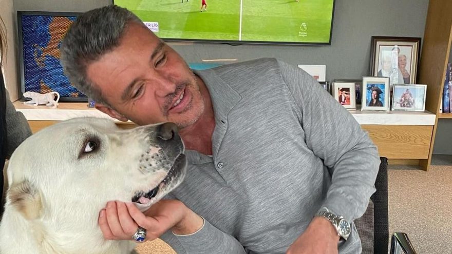 Sadettin Saran köpekleriyle mutlu