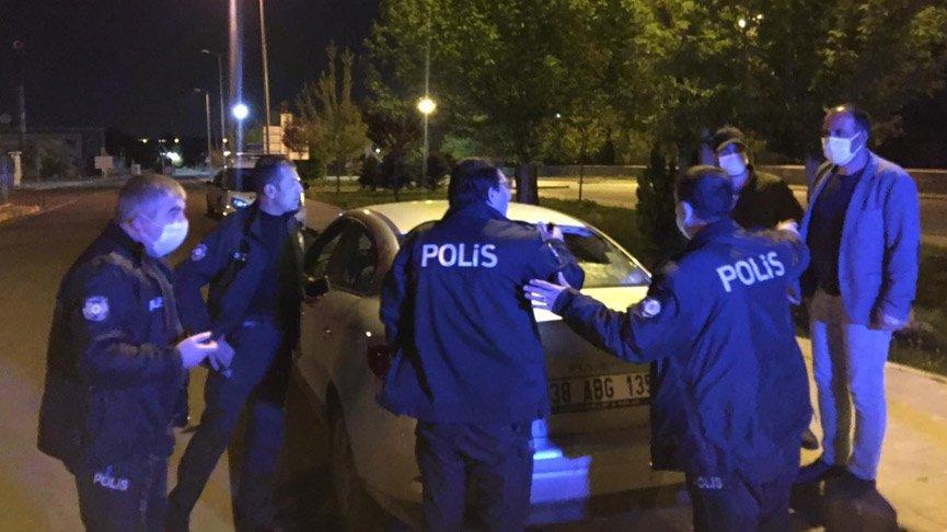Trafik ışıklarında korkutan olay! Arabaya isabet etti