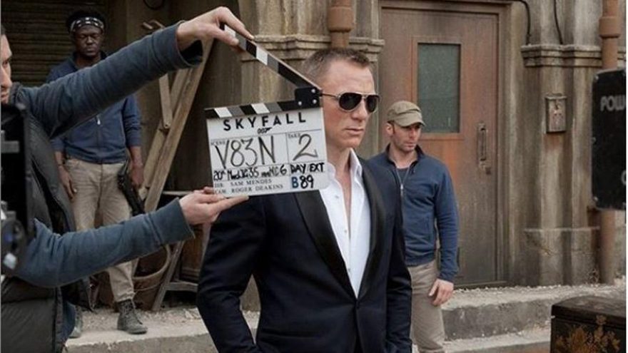 James Bond ekibi corona virüsü için sette kullanılan klaketleri satışa çıkarıyor