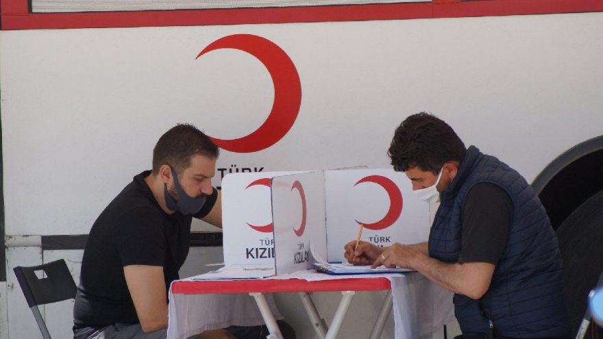 Evde olmaktansa Kızılay’a kan vermeye koştular