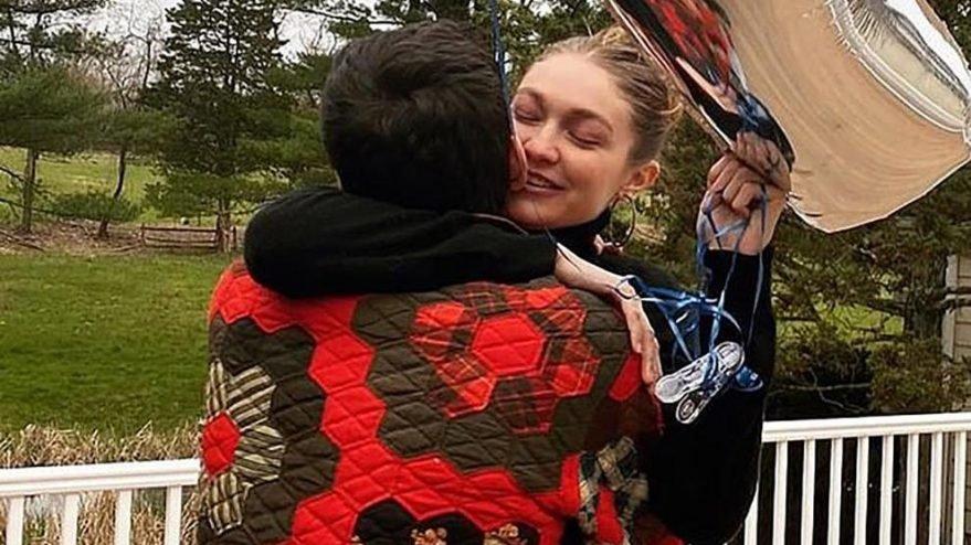 Gigi Hadid Jimmy Fallon’un programında hamile olduğunu doğruladı
