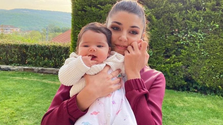 Hande Erçel yeğeni Aylin Mavi ile çekilen fotoğraflarını paylaştı
