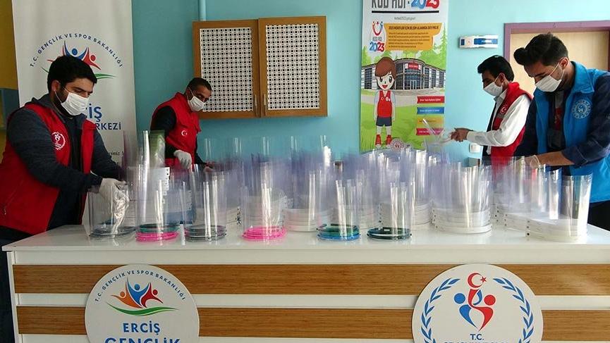 Yüz siperliği ve maske üretip, ücretsiz dağıtıyorlar
