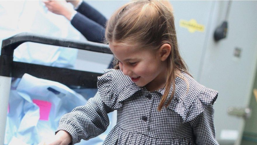 Prenses Charlotte, kapı kapı dolaşıp yiyecek dağıttı