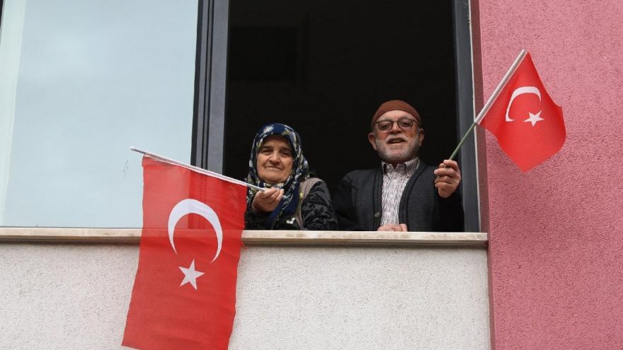 Karantinadaki gurbetçilere mehteran sürprizi