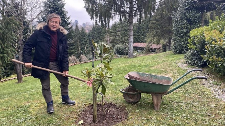 Erol Evgin manolyalarını bahçeye ekti