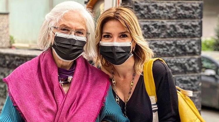 Gülben Ergen ve annesinin sokak mutluluğu