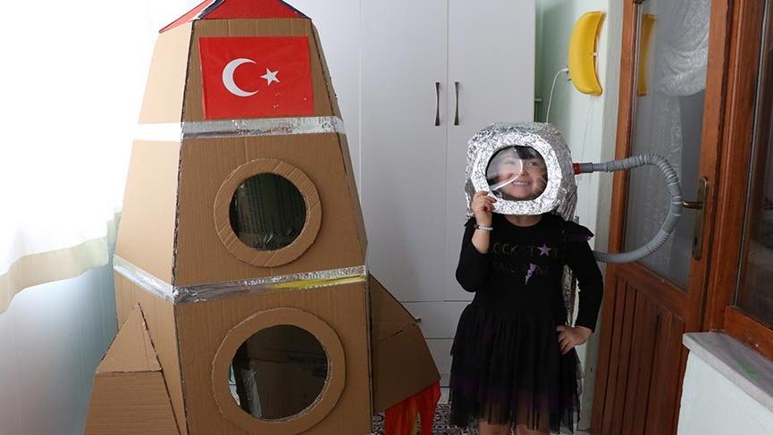 Kızı evde sıkılmasın diye balkonu uzay üssüne çevirdi