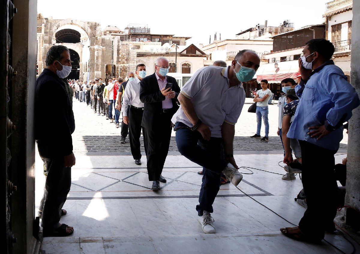 Şam’da bir cami girişi.