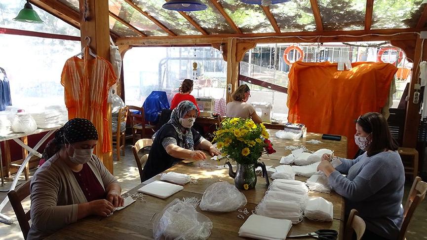 Vaka görülmeyen Bozcaada’da kadınlar, gönüllü maske üretiyor