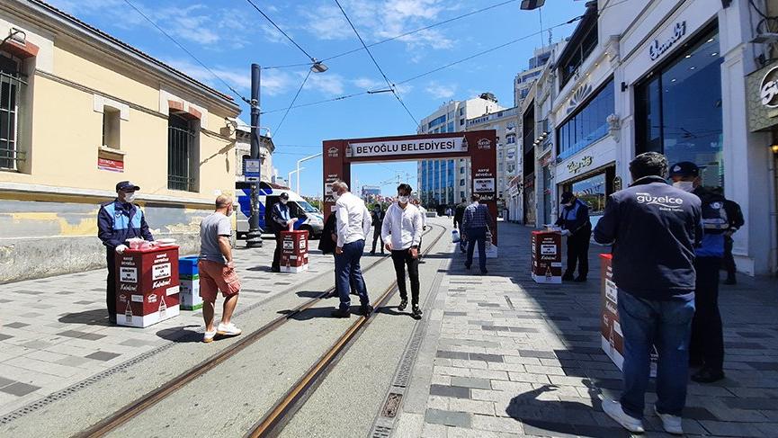 Kontrollü sosyal hayata geçişle Taksim’deki iş yerleri açılmaya başladı
