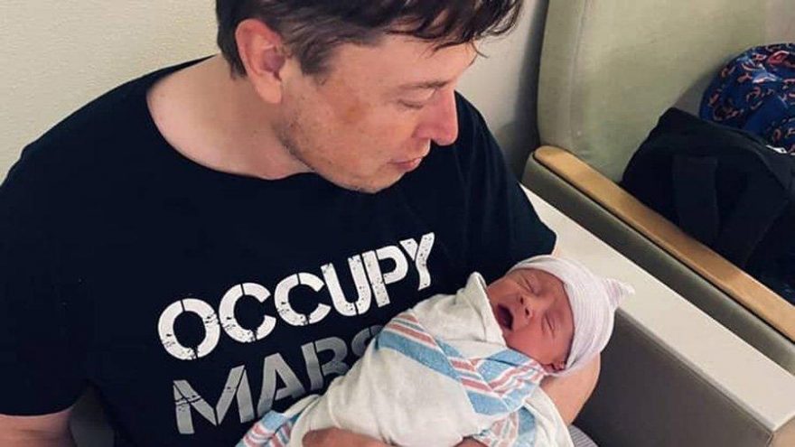 Elon Musk oğlu X’i göğsünde uyuttu