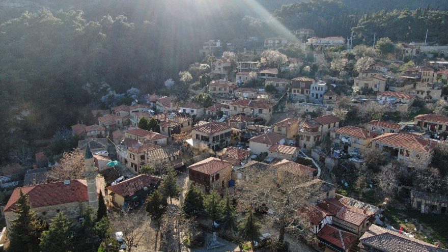 Para vermeyen köyde fotoğraf çekemiyor