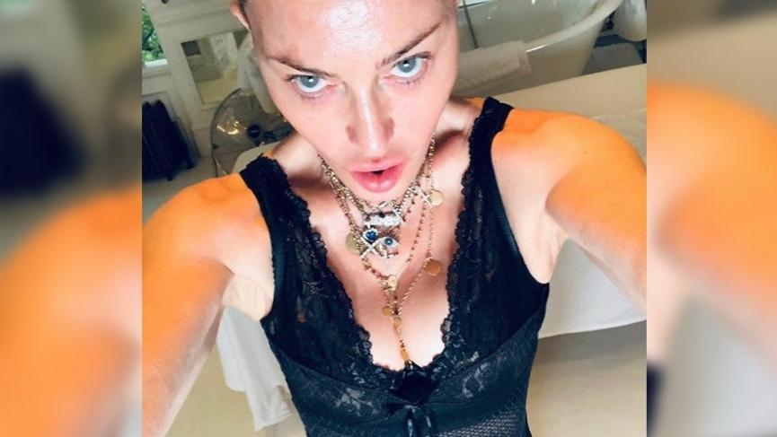 Madonna banyoda yaptığı selfie ile kalçalarını gösterdi