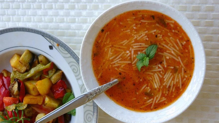 Salçalı tel şehriye çorbası tarifi: Salçalı tel şehriye çorbası nasıl yapılır?