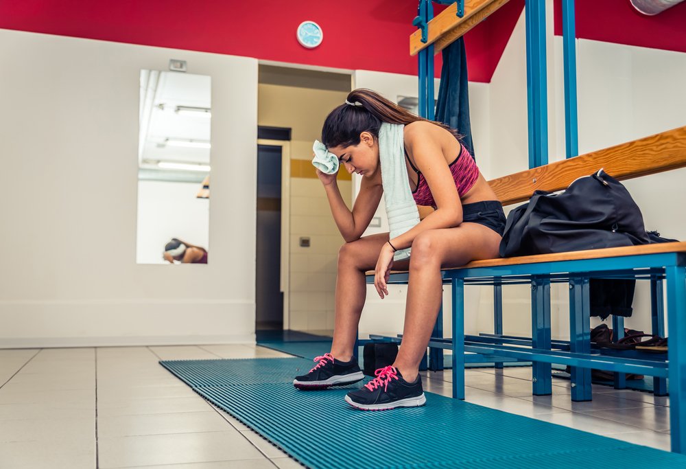 Spordan sonra duş almamak: Bu sadece hijyen ile ilgili bir durum değil. Terleme cildi tahriş ederek yaşlanmaya neden olabilir. Spor yaptıktan sonra evde duş almak istiyorsanız en azından salondan çıkmadan önce yüzünüzü yıkmayı ihmal etmeyin.