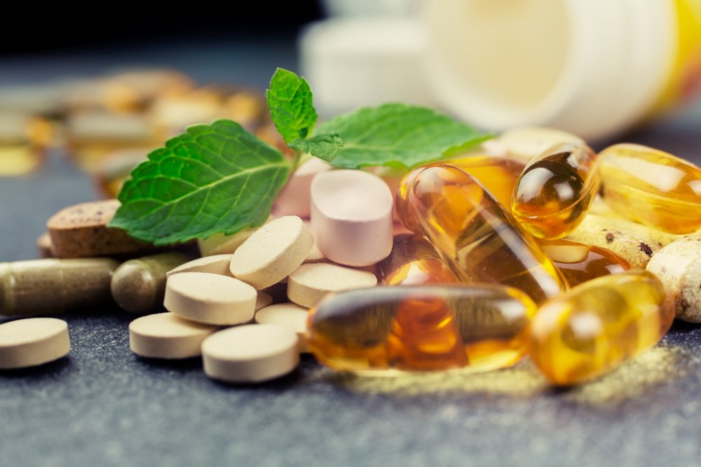 Çok fazla besin takviyesi almak: Vitamin eksikliğinin sağlıksız bir cilt, saç ve tırnaklara sebep olacağını bilmeyen yoktur! Ancak bu takviyeleri sürekli olarak aşırı dozda aldığınızda, sağlığınız ve gençliğiniz için de bir tehdit oluşturabilir hatta toksik etki bile yaratabilirsiniz. Vücudunuz “zehirlendiğinde” tüm sistemleri acı çeker, böylece daha kötü görünür ve yaşlanırsınız.