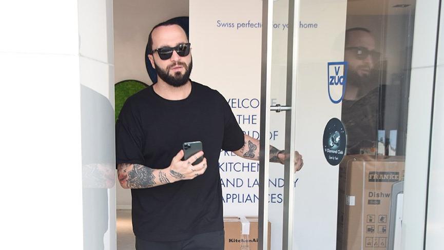 Berkay gazetecileri gördü aklına maskesi geldi